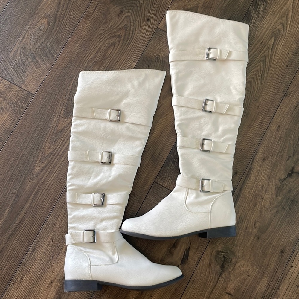 NWOT White flat boot motorcycle buckle rave moto fall